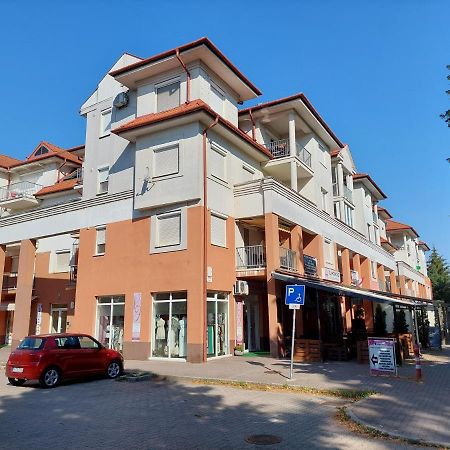 Samuci Apartman Hajduszoboszlo Bagian luar foto