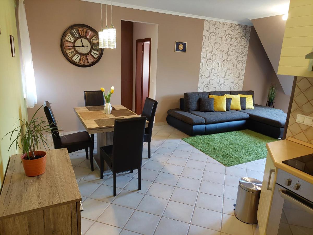 Samuci Apartman Hajduszoboszlo Bagian luar foto