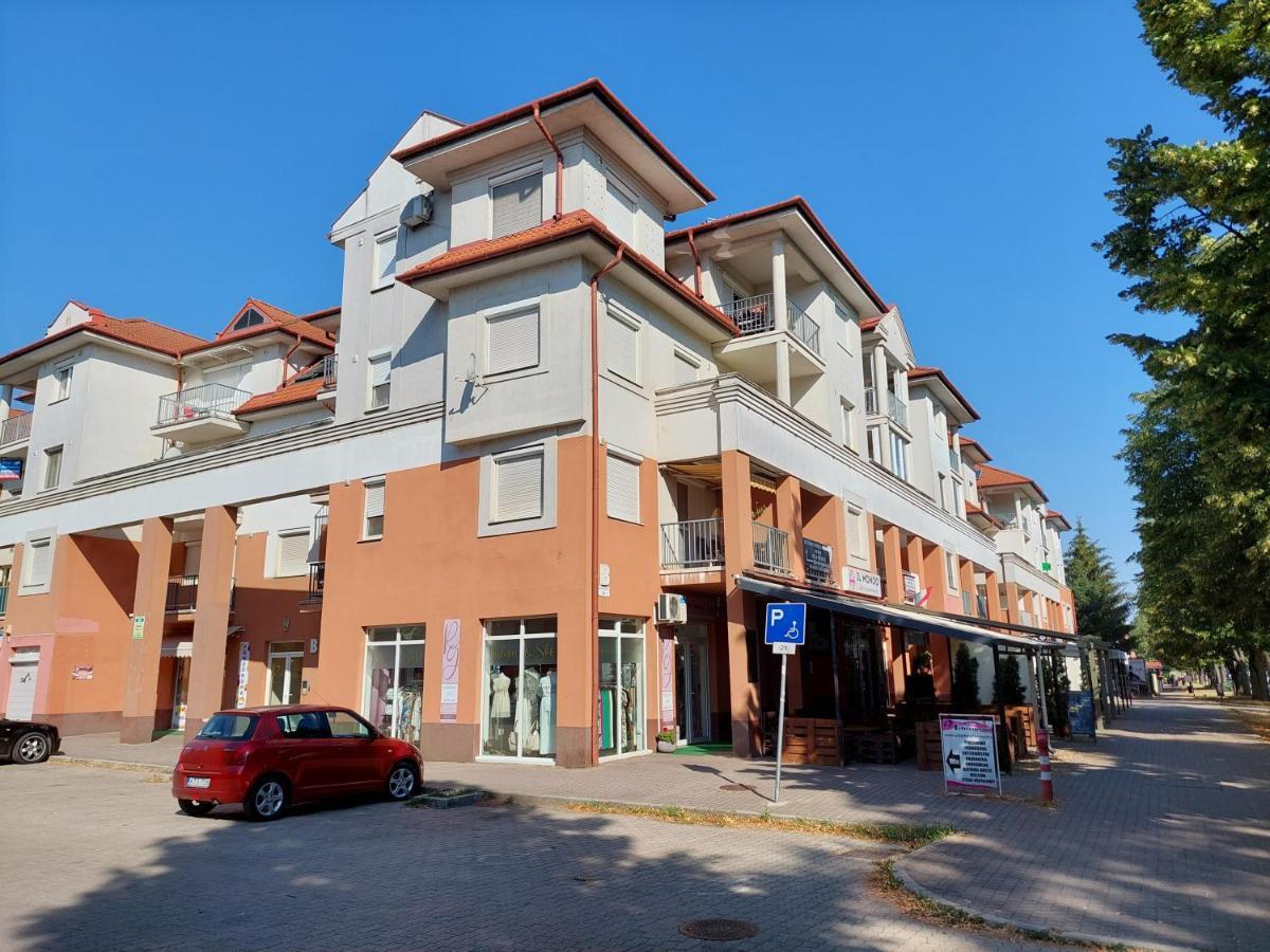 Samuci Apartman Hajduszoboszlo Bagian luar foto