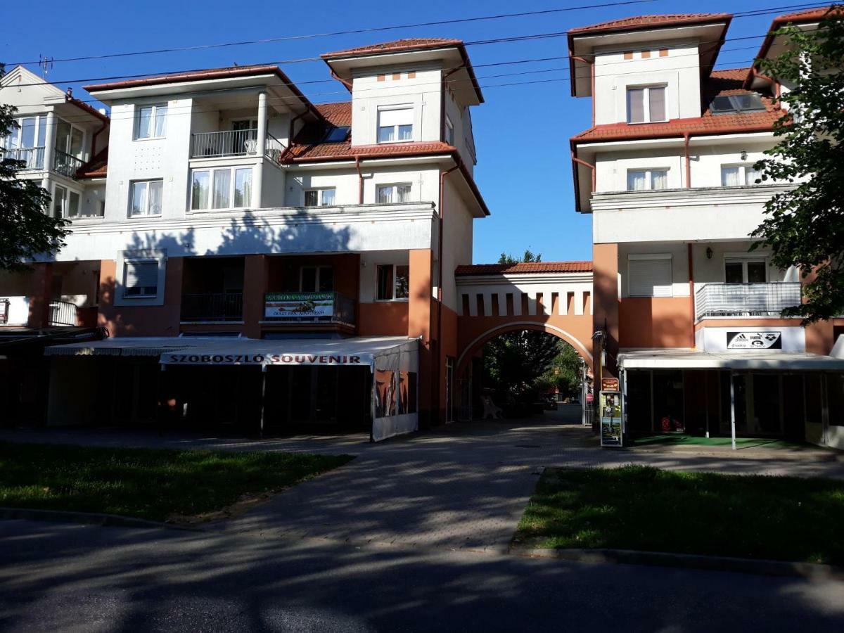 Samuci Apartman Hajduszoboszlo Bagian luar foto